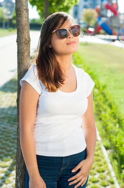 Menina bonita posando fora no parque à luz do sol — Fotografia de Stock