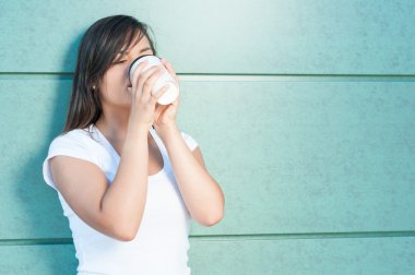 Genç kadın paket servisi olan restoran kupa kahve içme