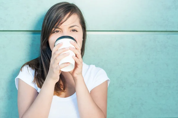 Chica atractiva sosteniendo café y beber y disfrutar —  Fotos de Stock