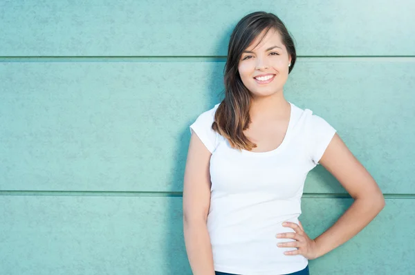 Portrait of girl smiling with hand on waist — Stock Photo, Image