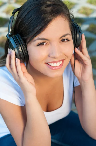 Portrait of girl listening to music on headphones — Stock Photo, Image