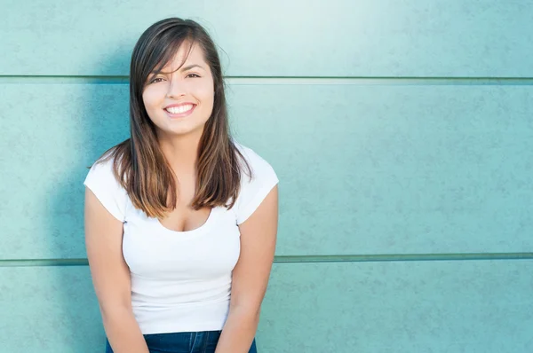 Attraente signora in posa e sorridente con look casual — Foto Stock