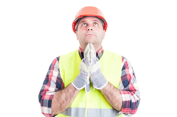 Ingeniero de construcción cogido de la mano cerrado y rezando — Foto de Stock