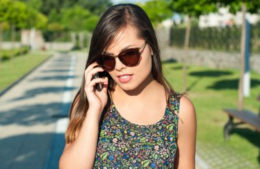 Genç güzel kız vasıl park dışında telefon konuşma