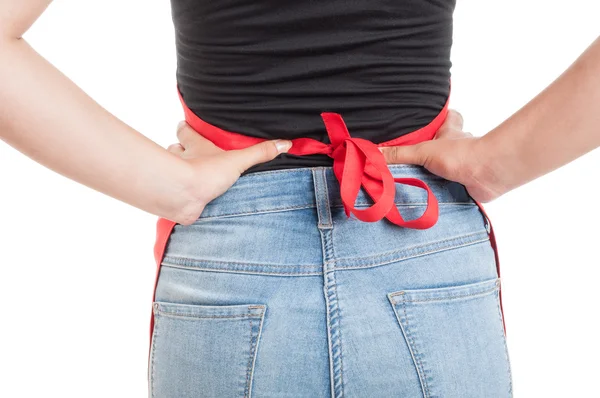 Primer plano de la espalda de la empleada con delantal rojo — Foto de Stock