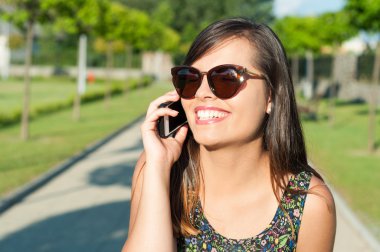 Telefon gülümseyen çekici kız Close-Up