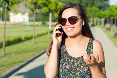 El hareketi ve dışında telefonda konuşurken kadın