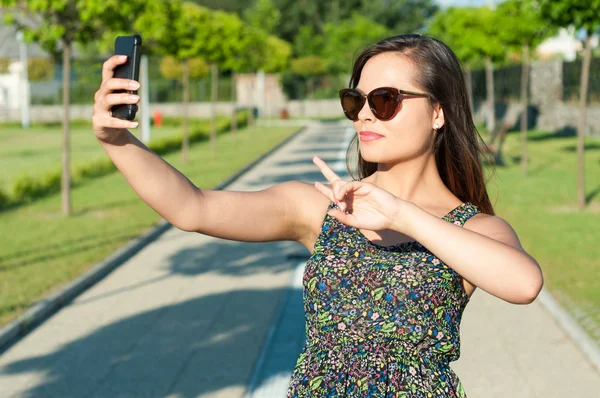 Selfie と示すピースサインを取っている女の子 — ストック写真