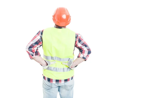 Чоловік-інженер тримає руки на нижній частині спини — стокове фото