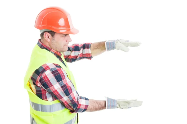 Guapo constructor sosteniendo algo en sus palmas — Foto de Stock