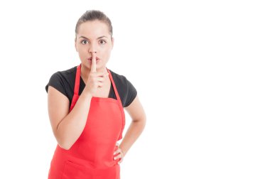 Genç hipermarket satıcı shush jest yapıyor