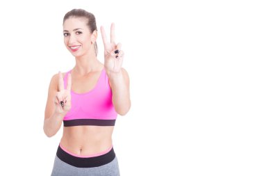 Büstiyer gösteren barış ve tayt giyen uygun kız