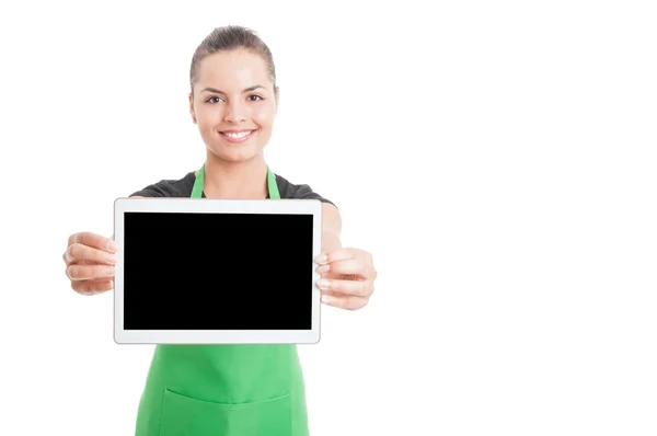 Sonriente hermosa empleada mostrando tableta con pantalla vacía — Foto de Stock