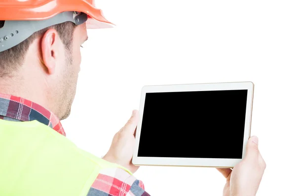 Manliga builder med digital tablet — Stockfoto