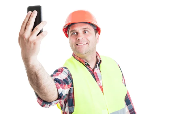Lächelnder gutaussehender Bauarbeiter macht Selbstporträt — Stockfoto