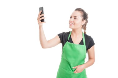 Güzel genç satıcı fotoğraf çekme