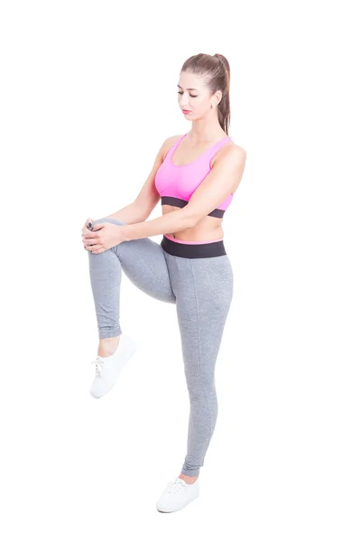 Odzież sportowa noszenia kobieta wyciąganie nóg przed treningiem — Zdjęcie stockowe