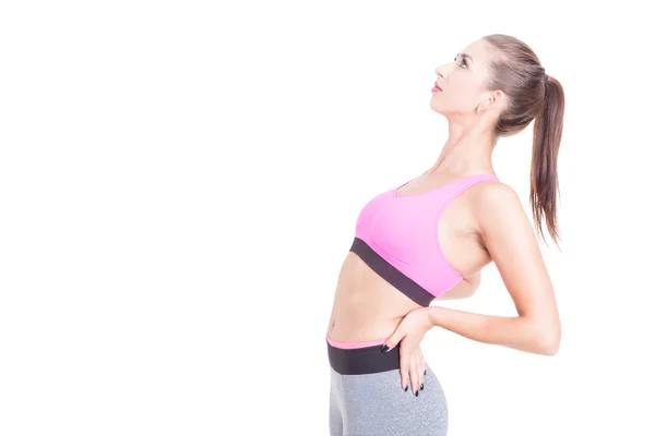 Kvinnliga tränare stretching hennes rygg förbereder sig för träning — Stockfoto