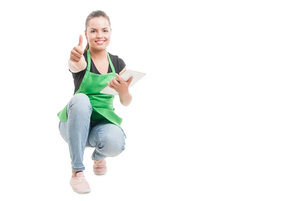 Funcionário feminino alegre com tablet polegar para cima — Fotografia de Stock
