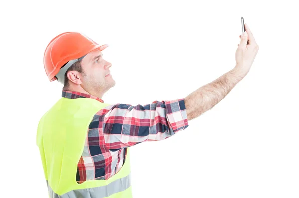 Aantrekkelijke constructor nemen van een selfie met smartphone — Stockfoto