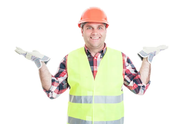 Joyful jovem construtor segurando algo em suas palmas — Fotografia de Stock