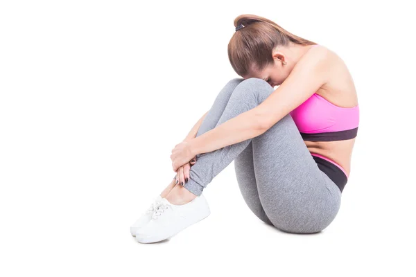 Mujer estirando su columna vertebral después del entrenamiento —  Fotos de Stock