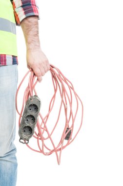 Uzatma kablosu tutan elektrikçi oluşturucunun yakın çekim eli