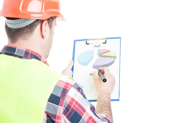 Achteraanzicht van mannelijke constructor met diagrammen — Stockfoto