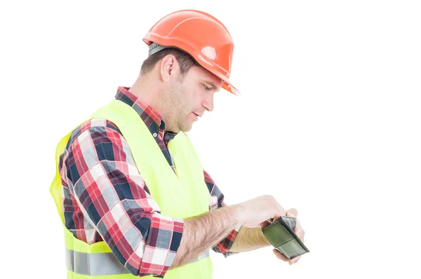 Concetto di fallimento con costruttore guardando nel suo portafoglio — Foto Stock