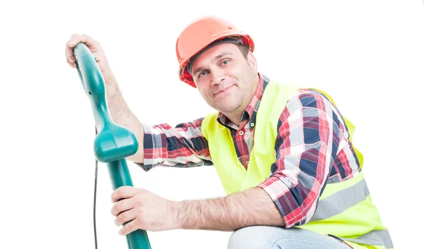 Costruttore sorridente che controlla la macchina di taglio — Foto Stock