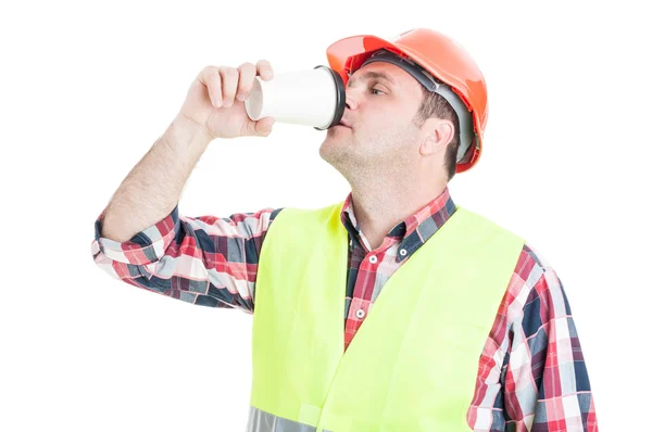 Ingeniero masculino bebiendo café caliente — Foto de Stock