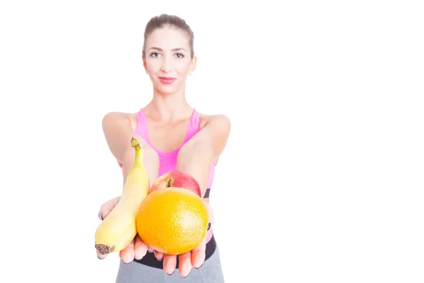 Селективный фокус девушки в тренажерном зале с фруктами — стоковое фото