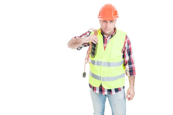 男电工施工员将延长线放在肩上 — 图库照片