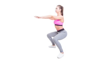 Fit kız elleri yukarı squats yapıyor dışarı çalışıyor