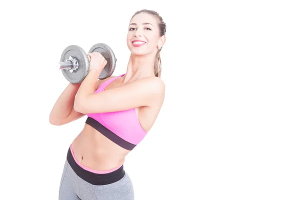 Flicka tränar hålla tung vikt och leende — Stockfoto