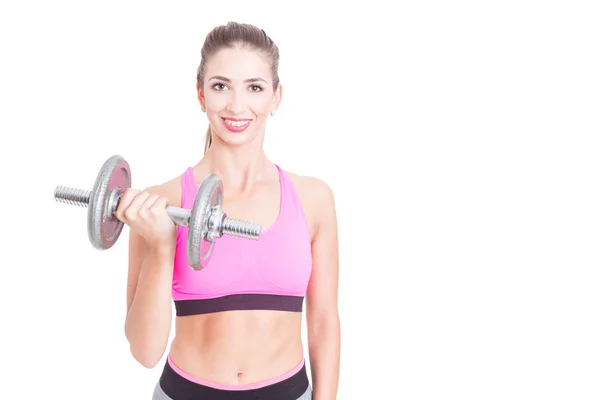 Vältränad tjej poserar holding tung vikt på gym — Stockfoto