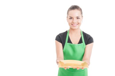 Güzel satıcı boş plaka tutarak önlük ile