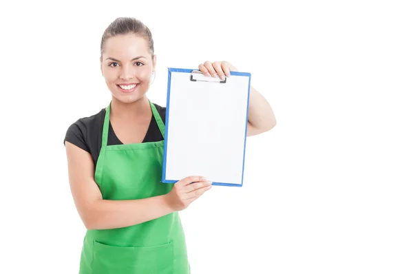 Beautiful hypermarket seller showing blank clipboard with copysp — Stock Photo, Image