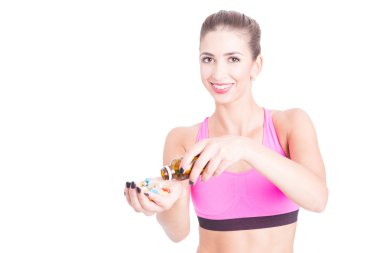 İlaç şişesi dökülmesini spor salonunda genç erkek