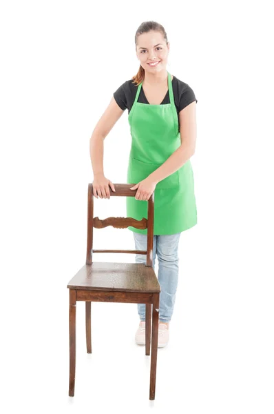 Joyeux employé mignon debout derrière une chaise en bois — Photo