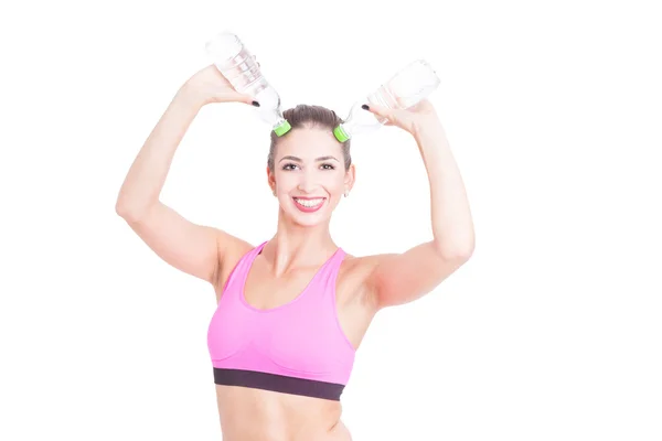 Mujer en el gimnasio haciendo cuernos con botellas de agua —  Fotos de Stock