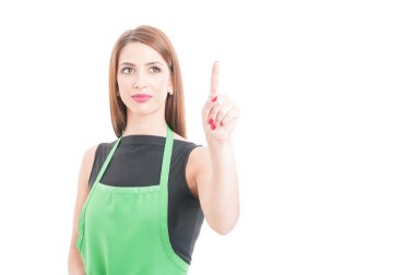 Ekranda bir şey gösteren genç gülümseyen çalışan