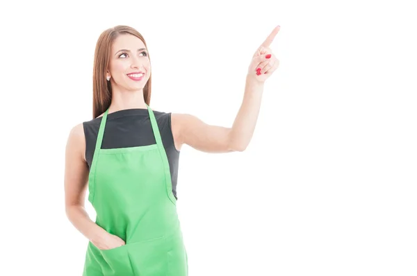 Hermosa vendedora apuntando a la pantalla — Foto de Stock