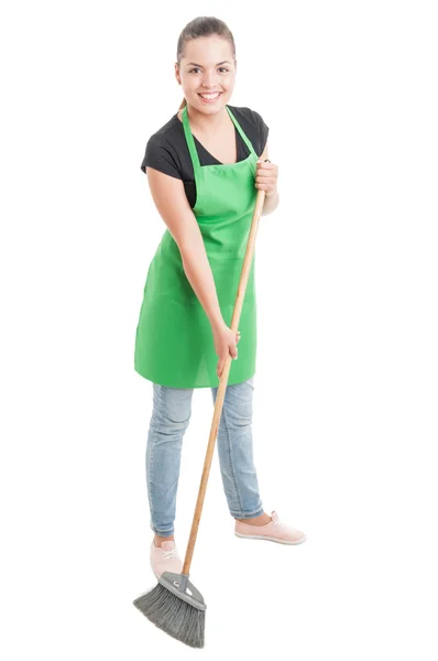 Mulher de limpeza alegre escovando o chão — Fotografia de Stock