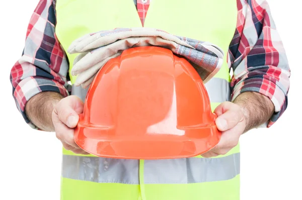 Workman em close-up segurando capacete de proteção e luvas — Fotografia de Stock