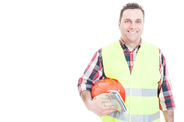 Sonriente constructor guapo que sostiene el equipo de seguridad —  Fotos de Stock