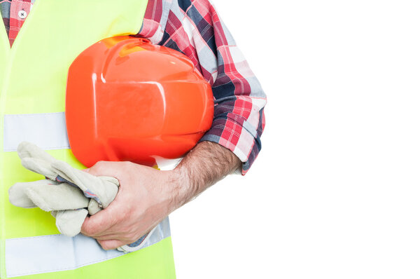 Строитель в оранжевой каске и рабочих перчатках
 