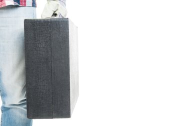 Siyah alet kutusunu tutan erkek işçi