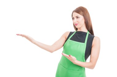 Hipermarket genç satıcı bir şey sunmak