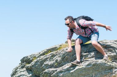 Düşen veya uçurumdan atlama erkek backpacker